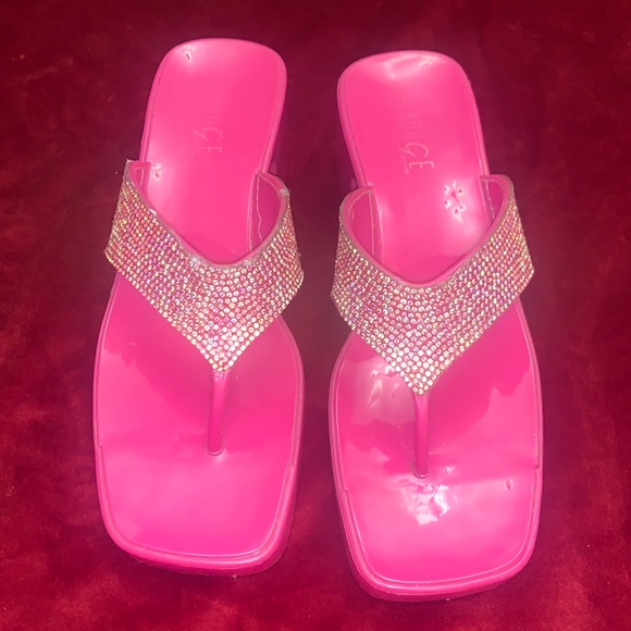 Rouge Helium Hot Pink Sparkly Strappy Thong Rubber Sandals 2” Block Heel Sz 8 - Picture 3 of 8